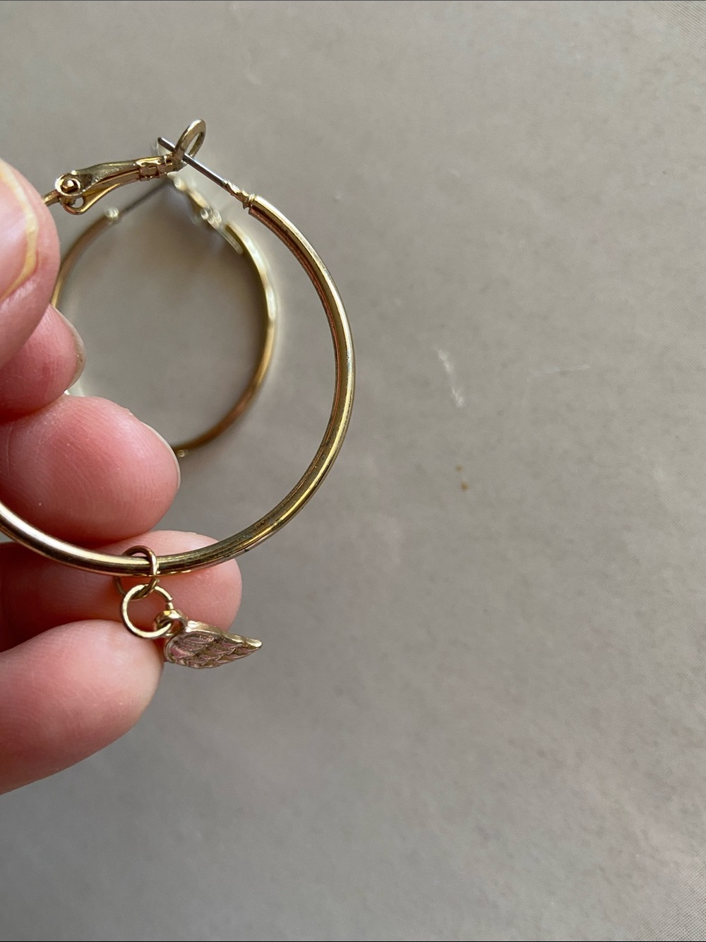 Small hoop earrings with angel wing charm - Picture 3 of 3